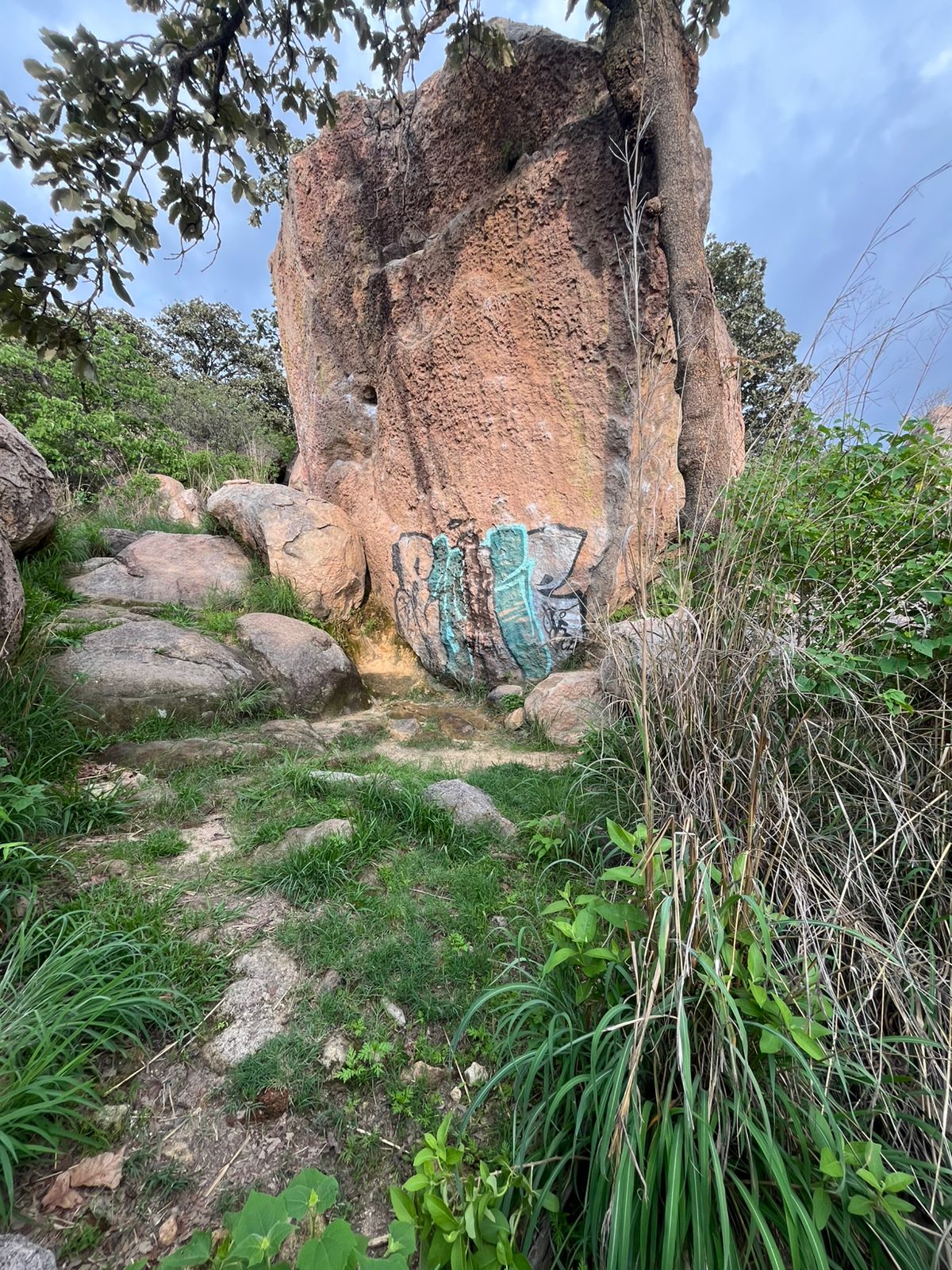 Graffiti en roca de la zona de El Diente