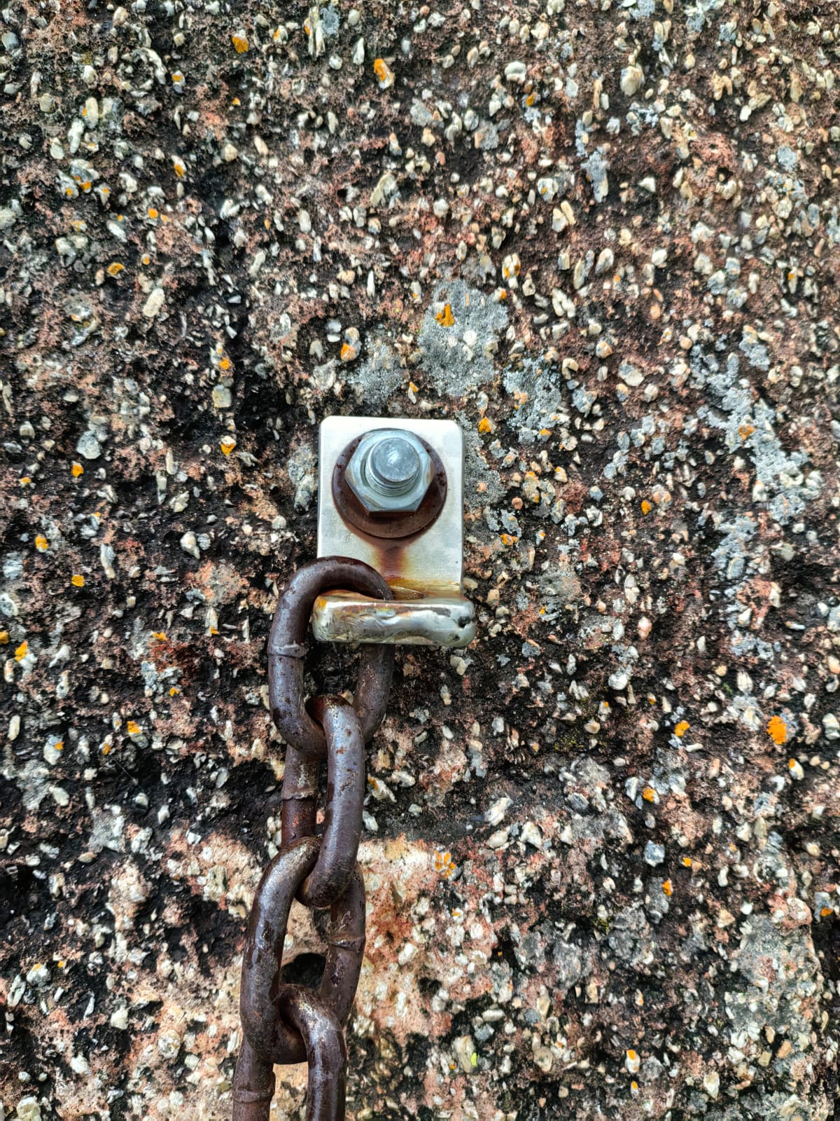 Reunión oxidada con cadena vieja en El Diente
