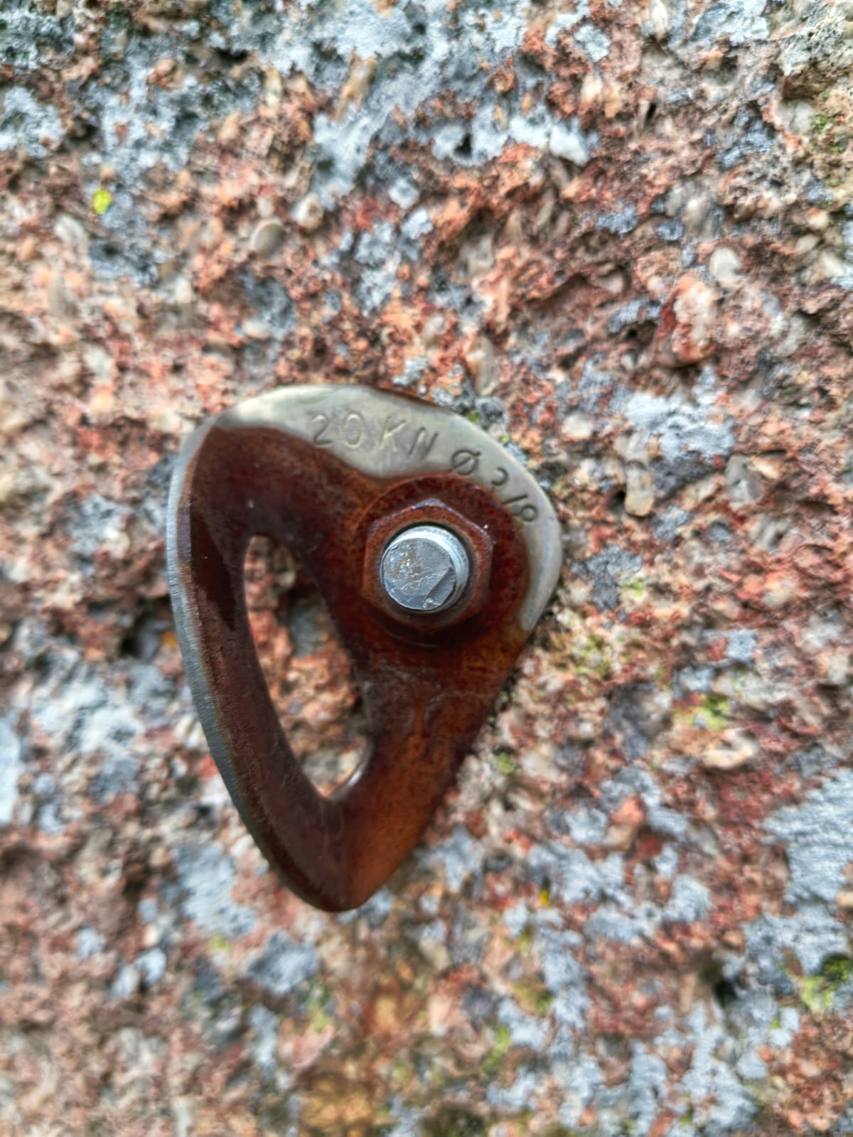 Anclaje oxidado en la roca de El Diente